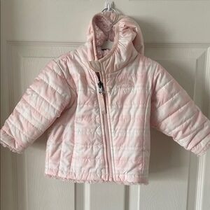 The North Face Mossbud Swirl Reversible Jacket - Pink and White Puffer (Baby)